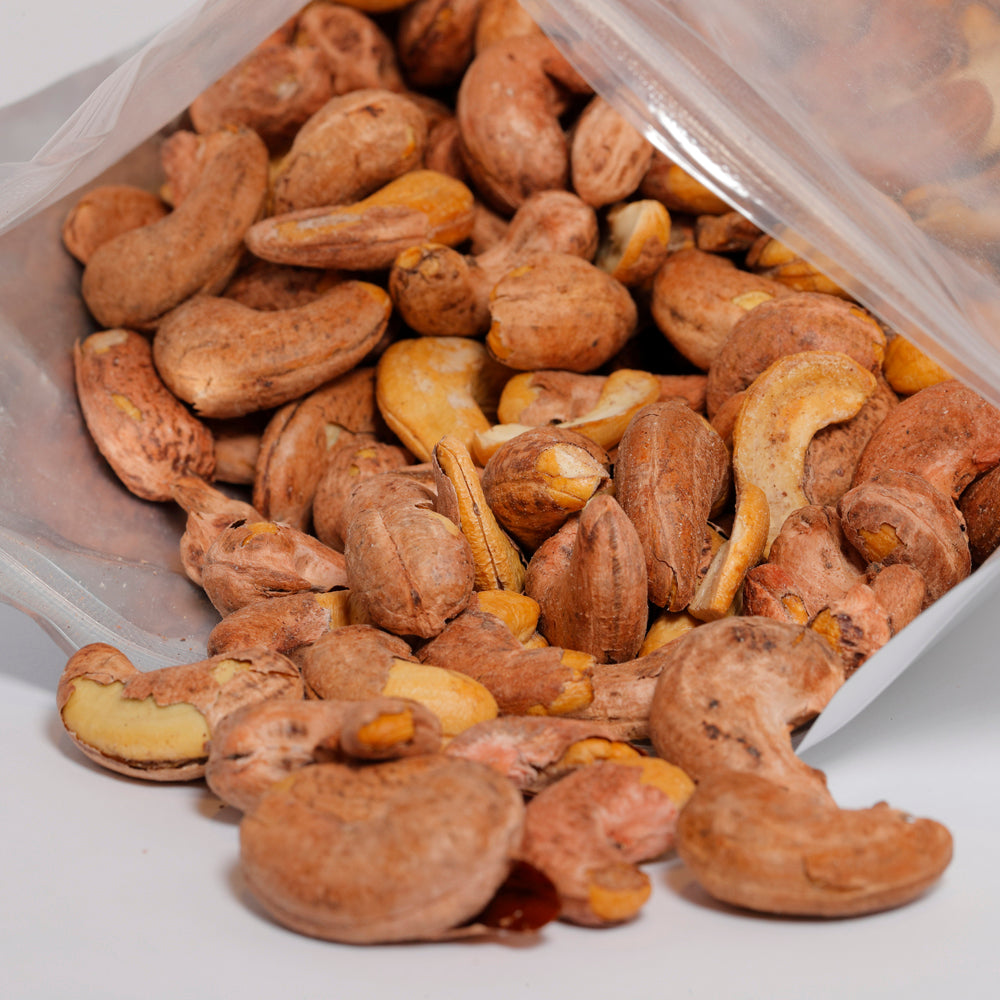 Kambodschanische Bio-Cashewnüsse, die mit der Schale gegessen werden können
